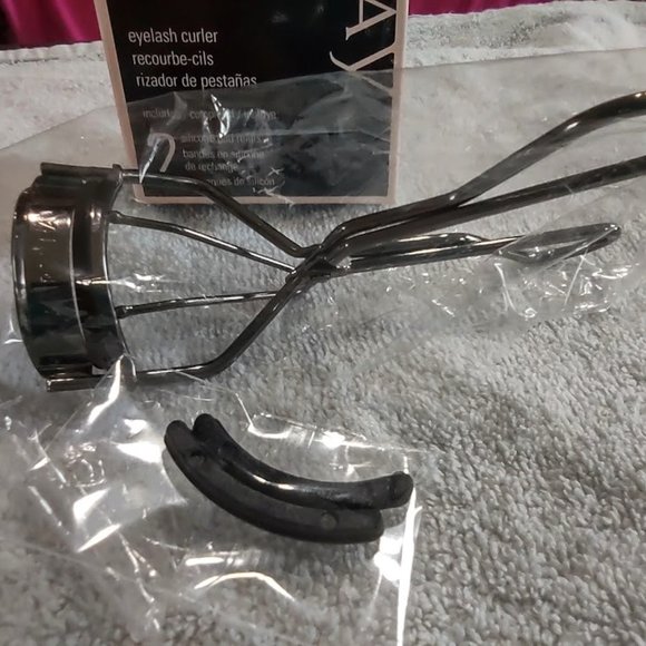 Mary Kay eyelash curler with two pad refills NEW! - Picture 2 of 2